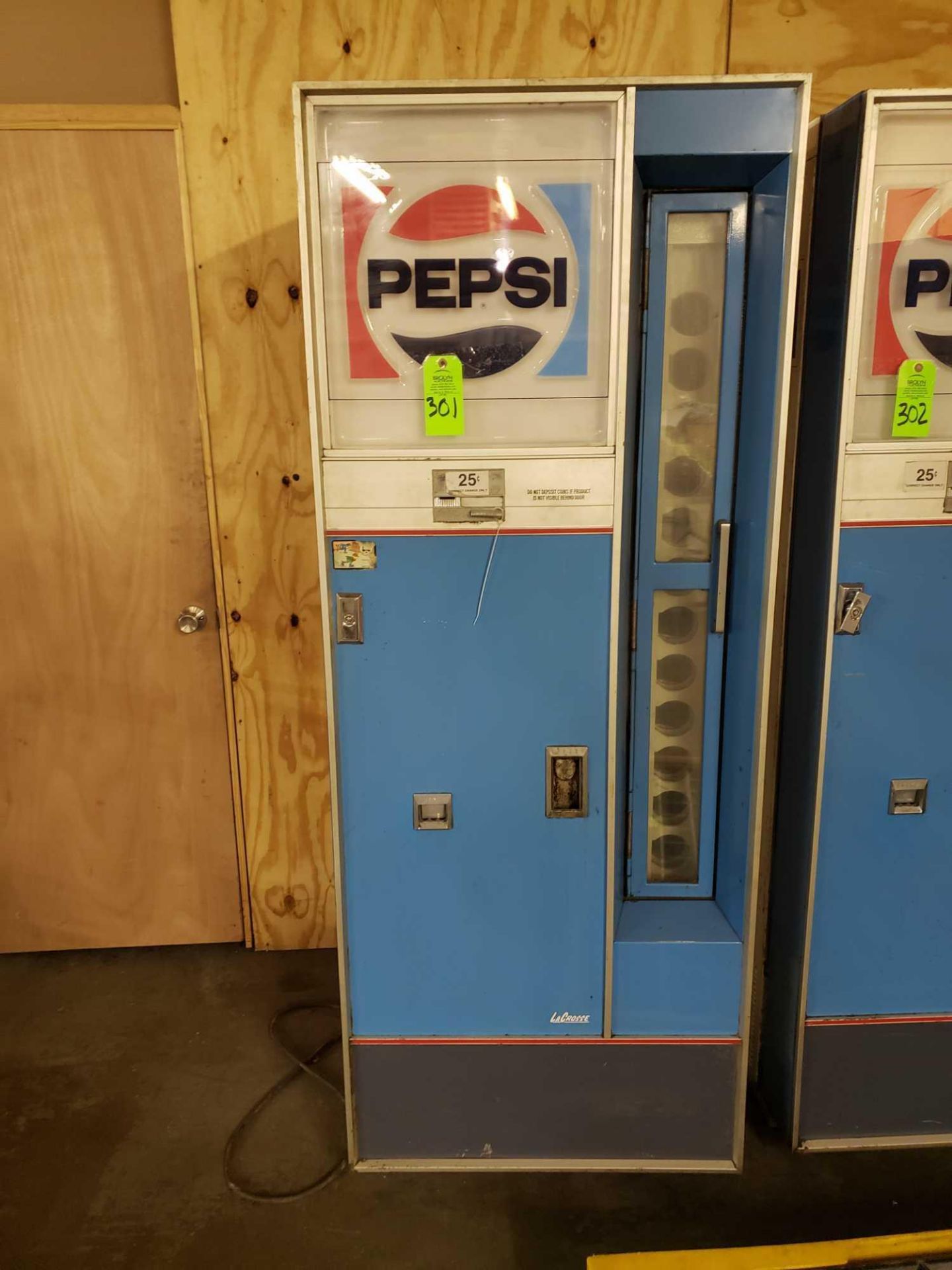 LaCrosse vintage Pepsi machine. 110v.