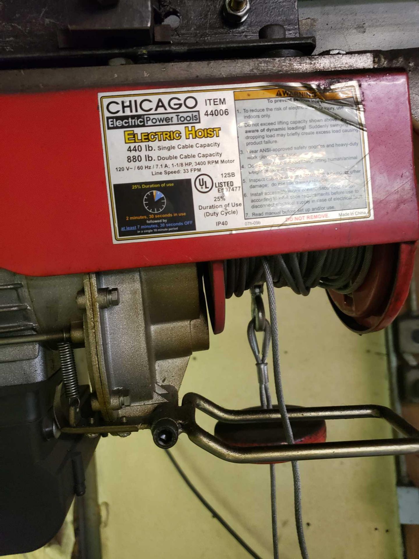 Chicago Electric 880lb cable hoist. 110v. - Image 2 of 2