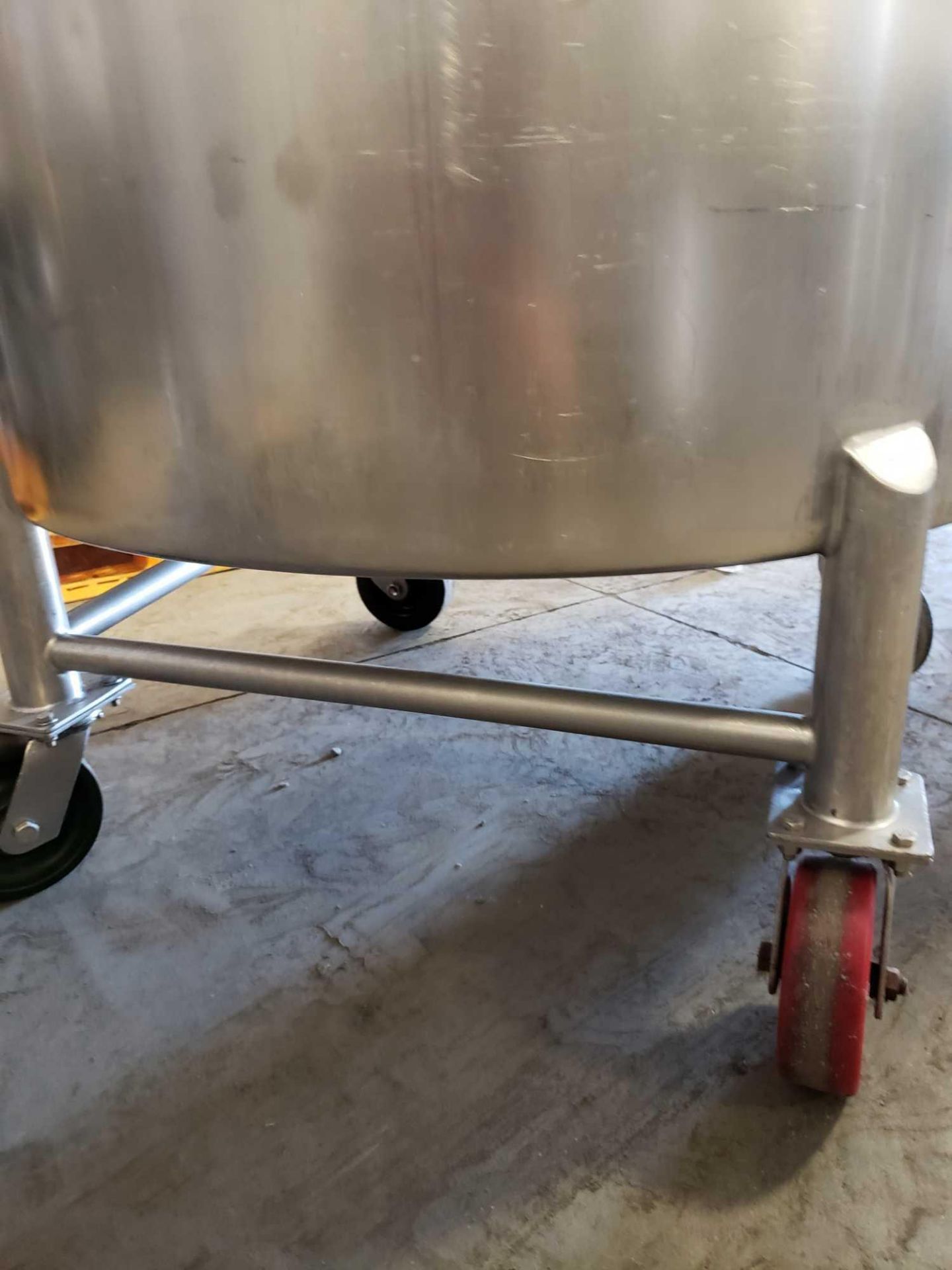 Stainless steel tank on casters. 40" diameter x 48" interior depth with lid inside. Est 250 gallon - Image 5 of 6