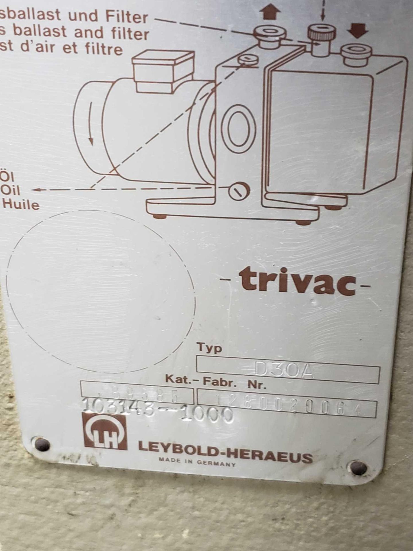 Leybold Trivac model D30A vacuum pump. (pump side only) - Image 2 of 2