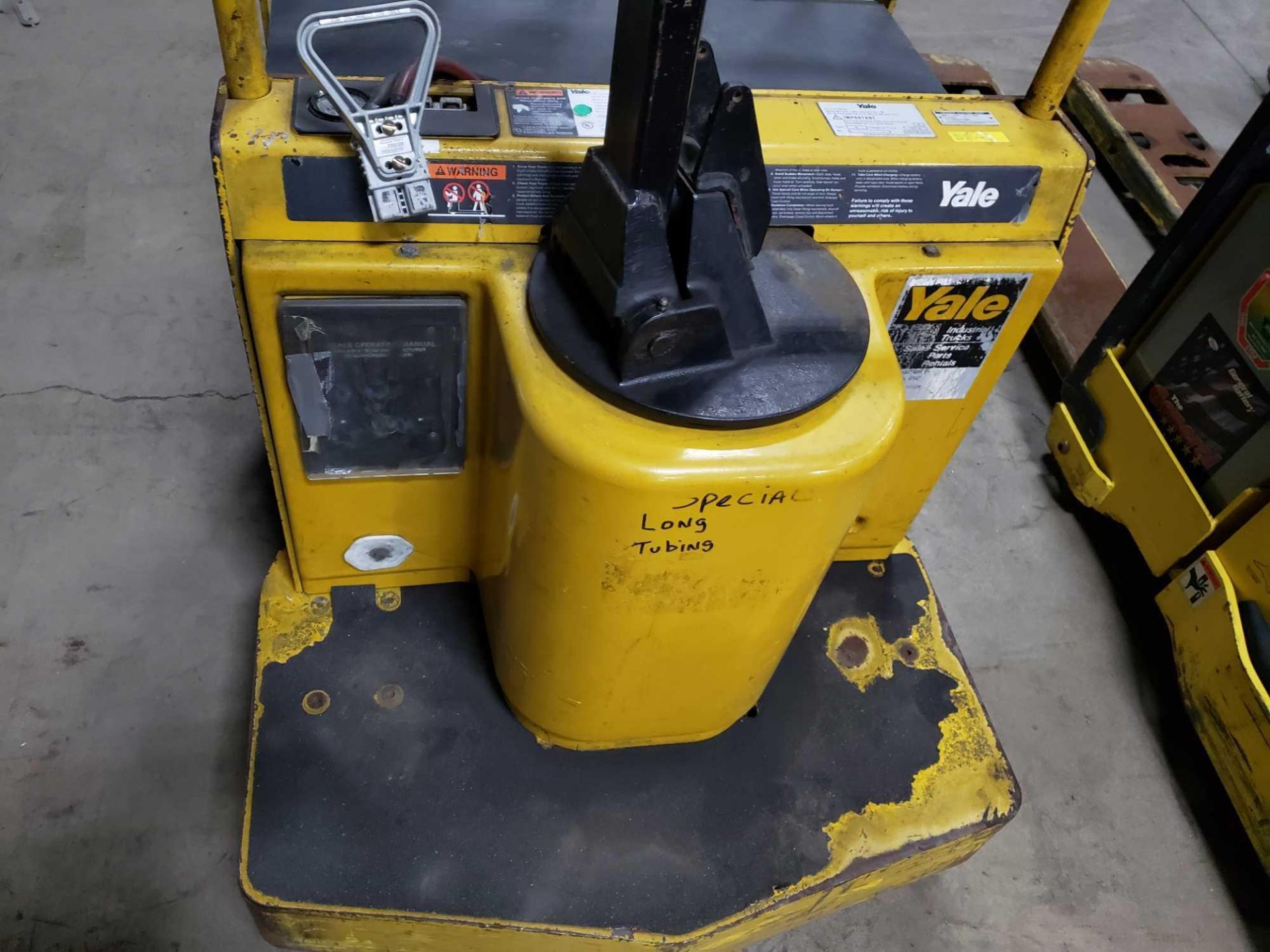 Yale model MPE080LCN24T2748 ride on power pallet jack. 8000lb capacity. 24v, 750aH max. - Image 3 of 6