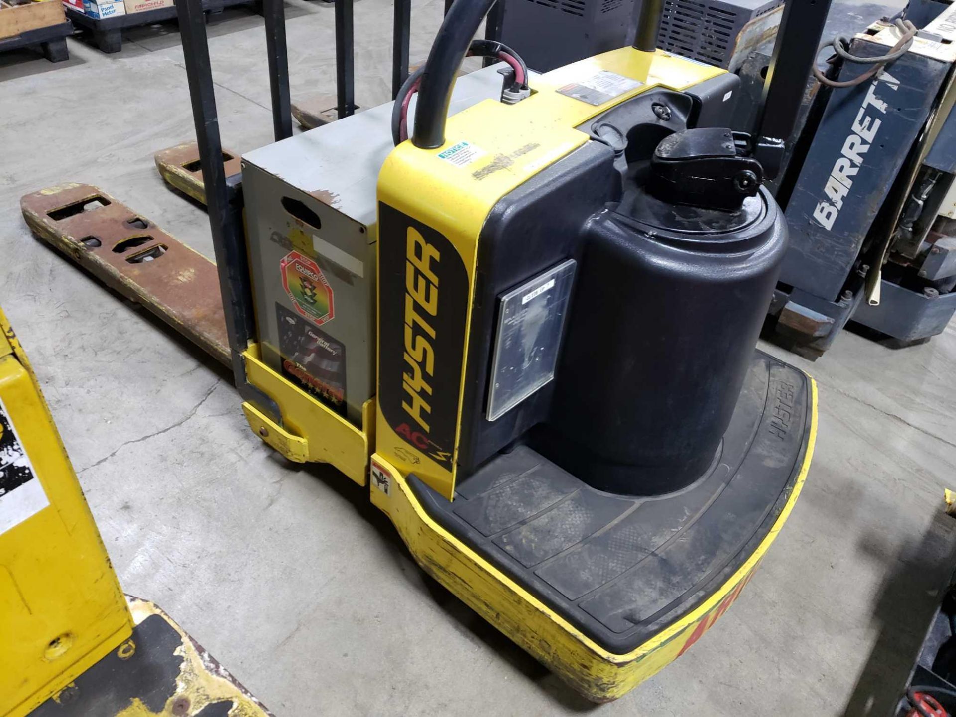 Hyster B60ZHD power ride on pallet jack. 6000lb capacity, 24v, max aH 510. - Image 2 of 7