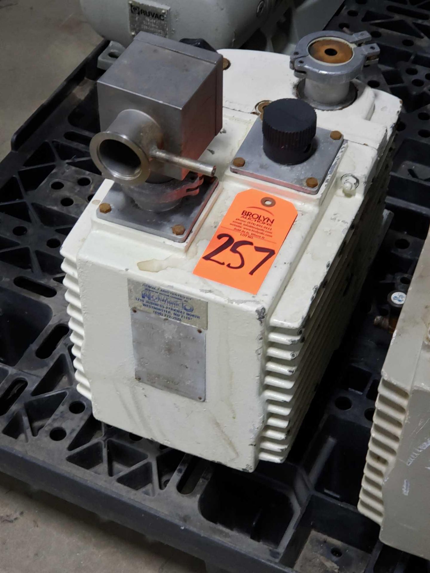 Leybold Trivac model D30A vacuum pump. (pump side only)