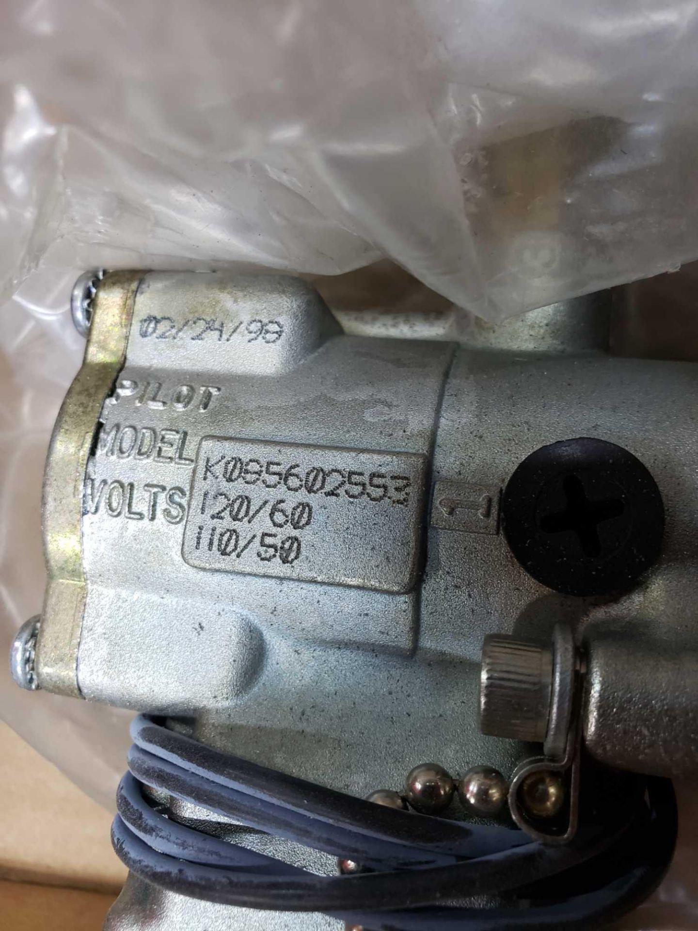 Schrader Bellows valve model K095602553. New as pictured. - Image 3 of 3