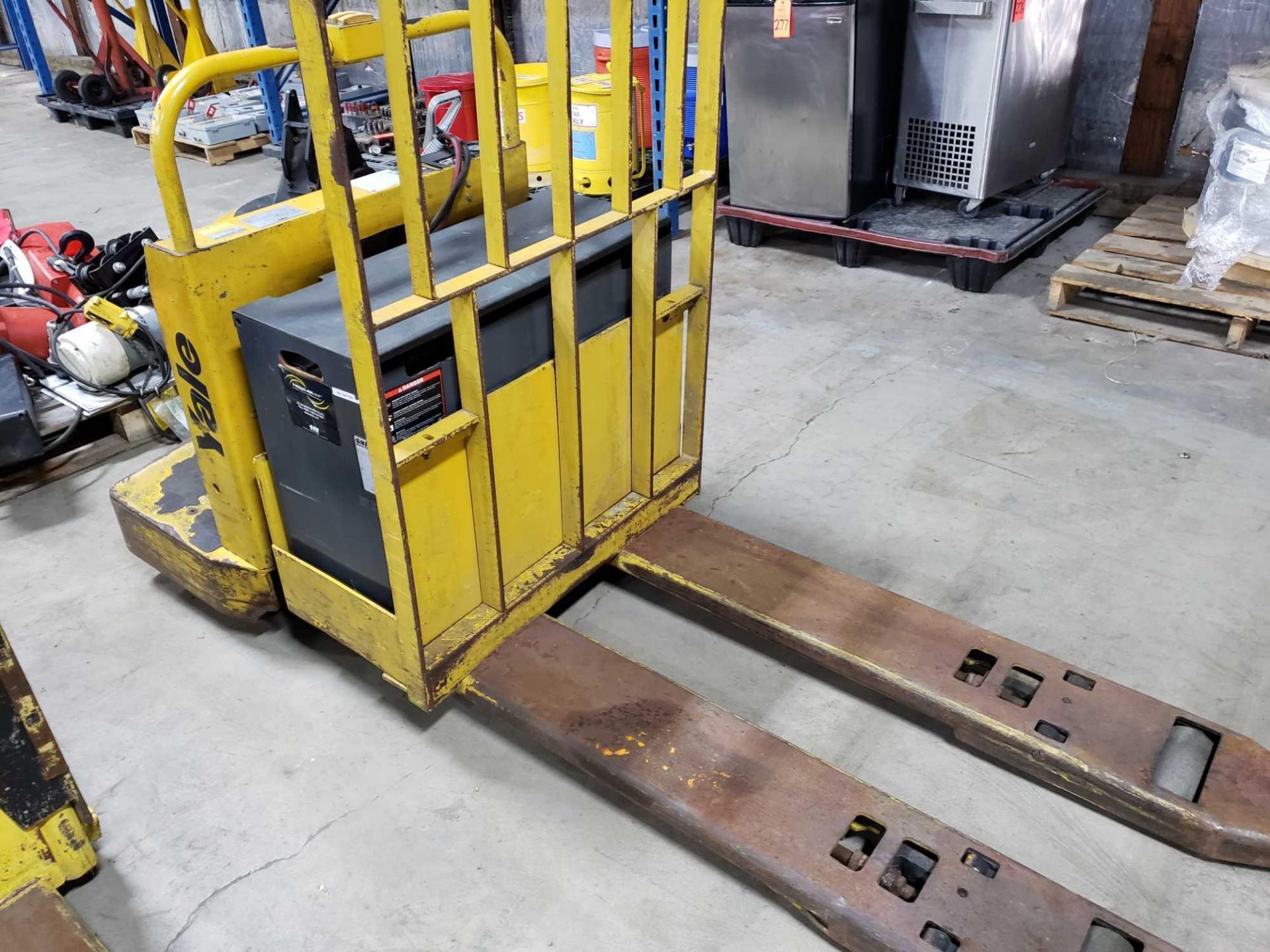 Yale model MPE080LCN24T2748 ride on power pallet jack. 8000lb capacity. 24v, 750aH max. - Image 6 of 6