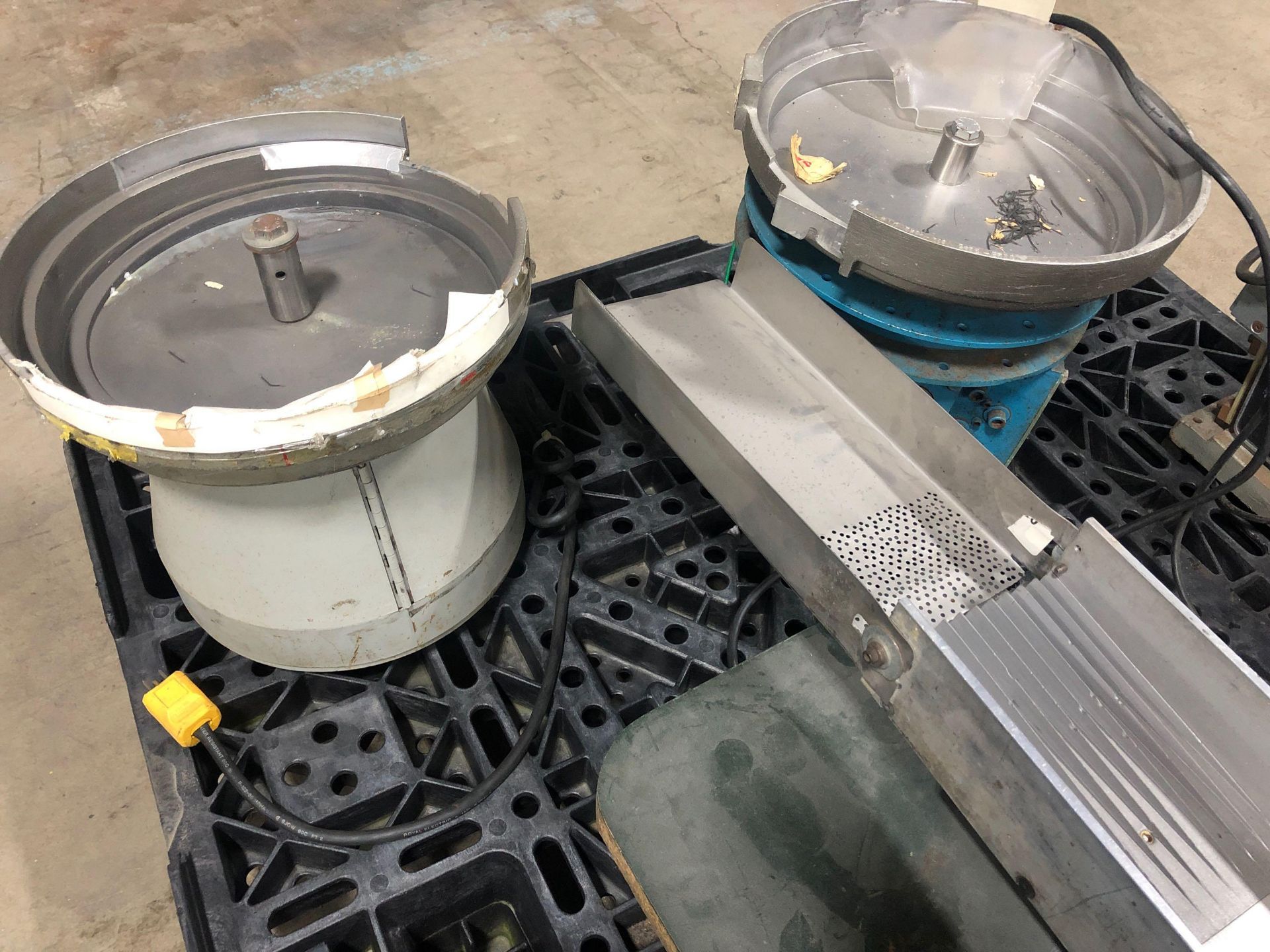 Qty 5 - assorted vibratory feeders from Syntron and Automation devices. - Image 6 of 6