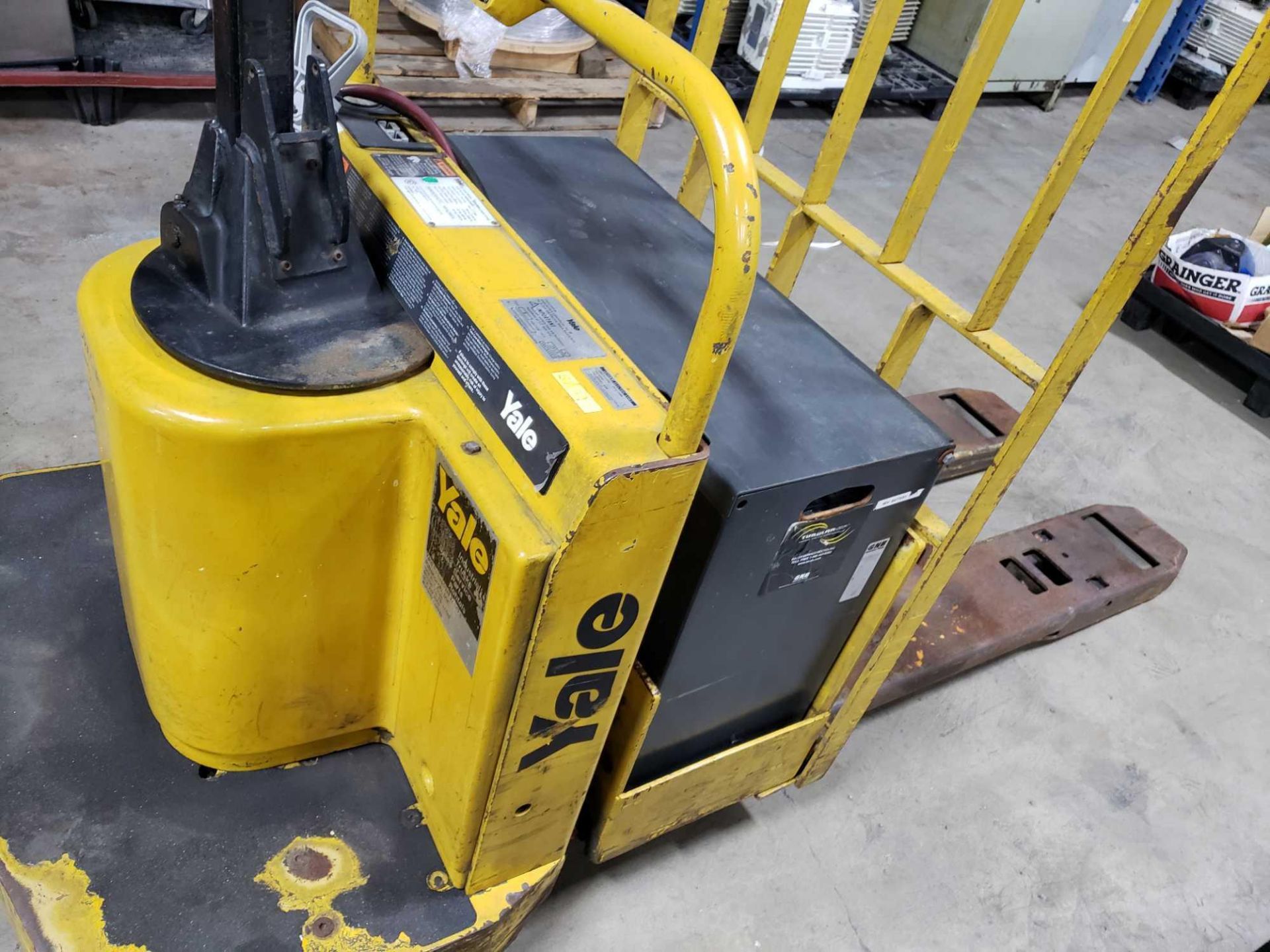 Yale model MPE080LCN24T2748 ride on power pallet jack. 8000lb capacity. 24v, 750aH max. - Image 5 of 6