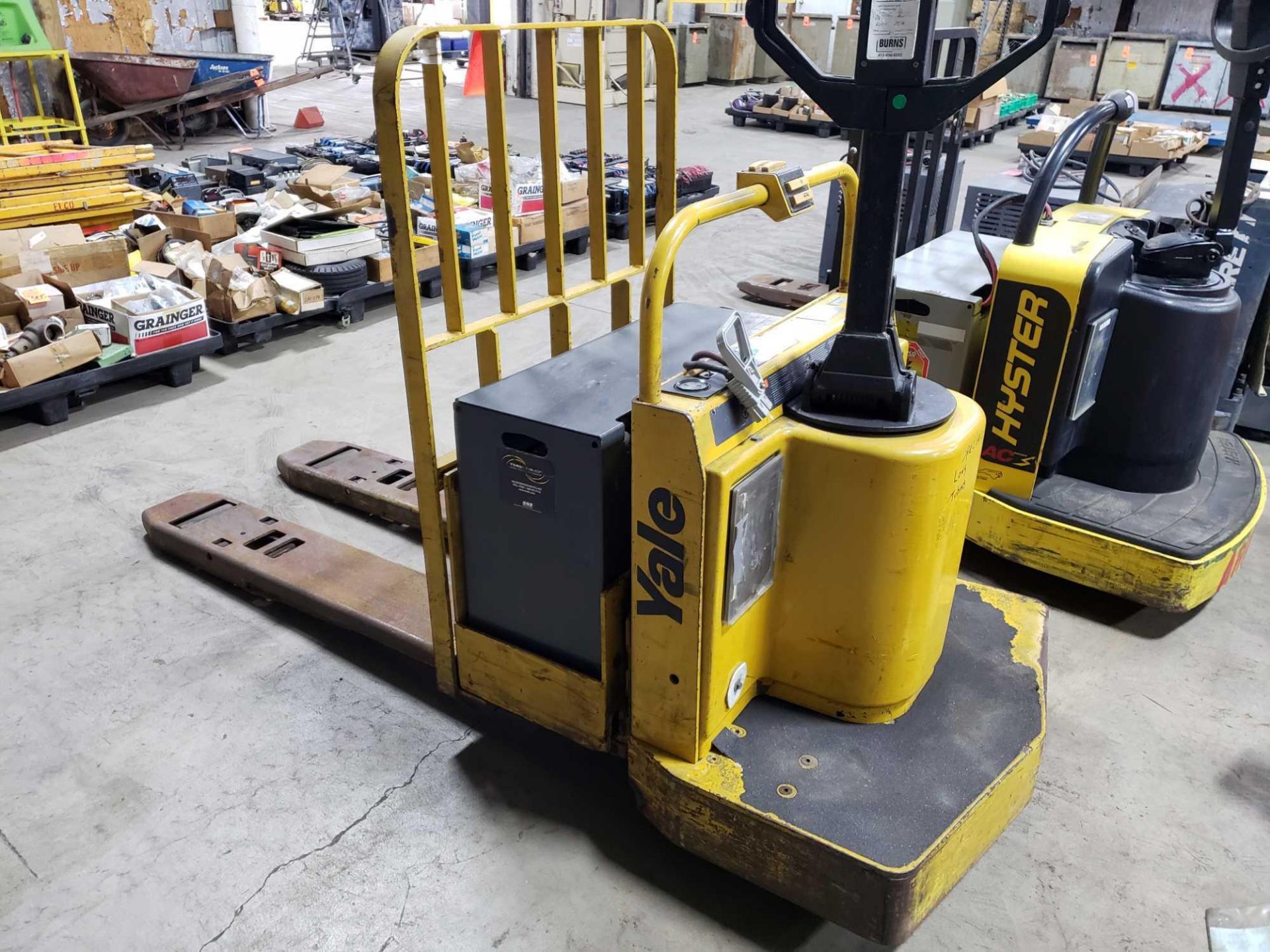 Yale model MPE080LCN24T2748 ride on power pallet jack. 8000lb capacity. 24v, 750aH max. - Image 2 of 6