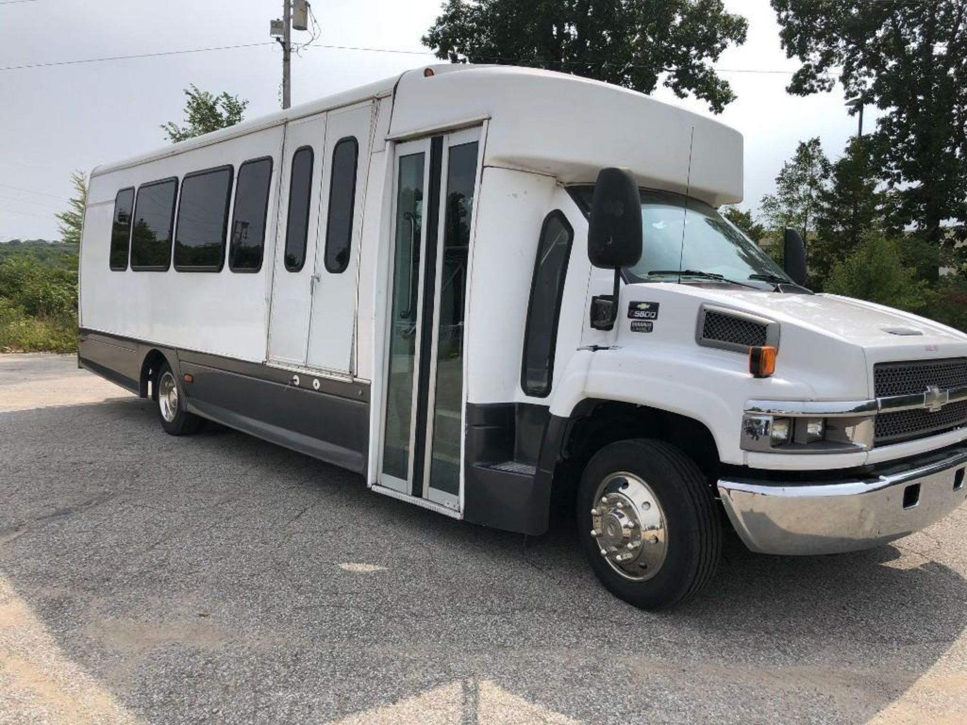 2007 GMC C5500 24 passenger shuttle bus w/ cargo rear. VIN 1GBE5V1987F423292, Durmax Diesel. - Image 7 of 23