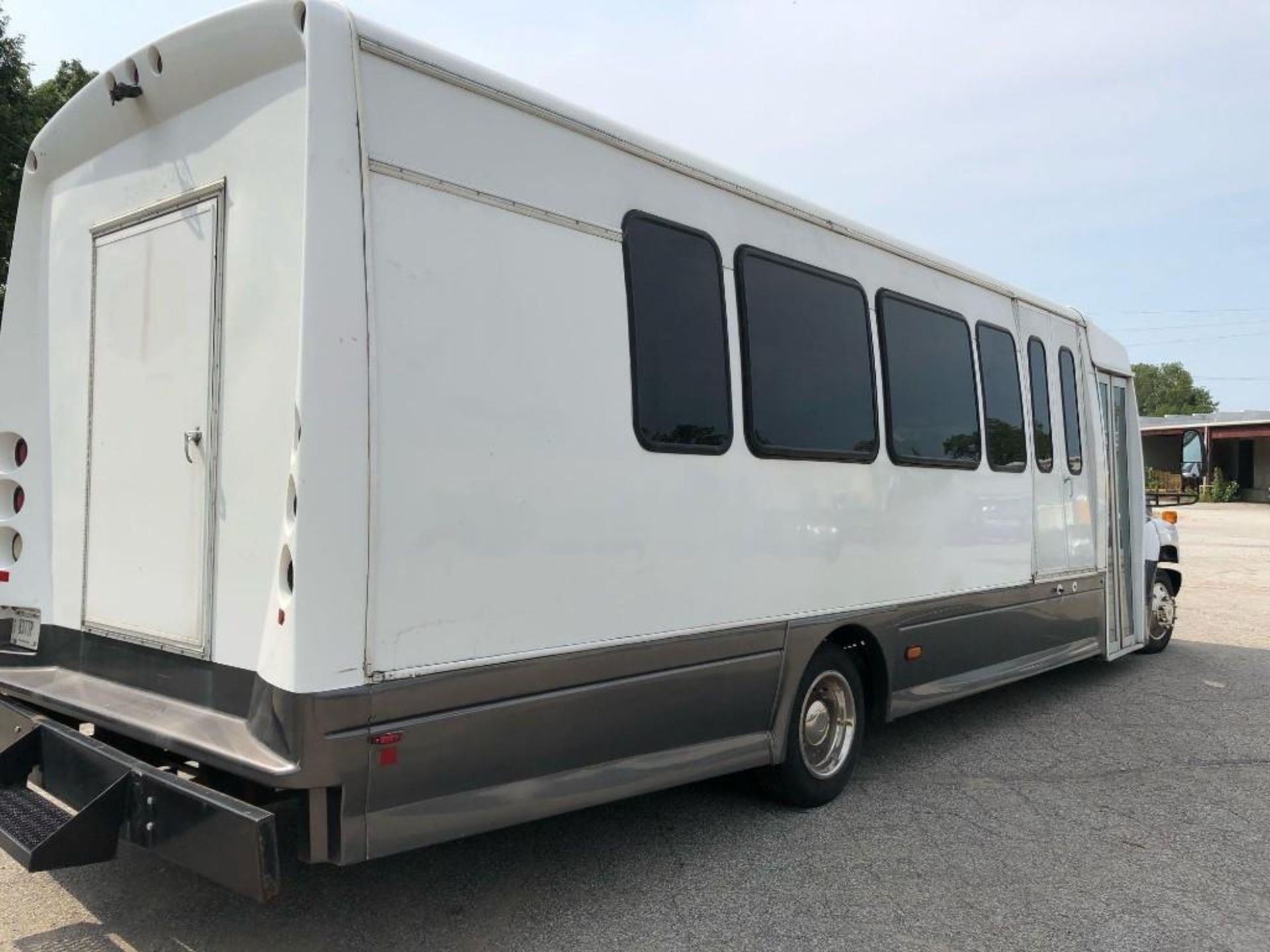 2007 GMC C5500 24 passenger shuttle bus w/ cargo rear. VIN 1GBE5V1987F423292, Durmax Diesel. - Image 8 of 23