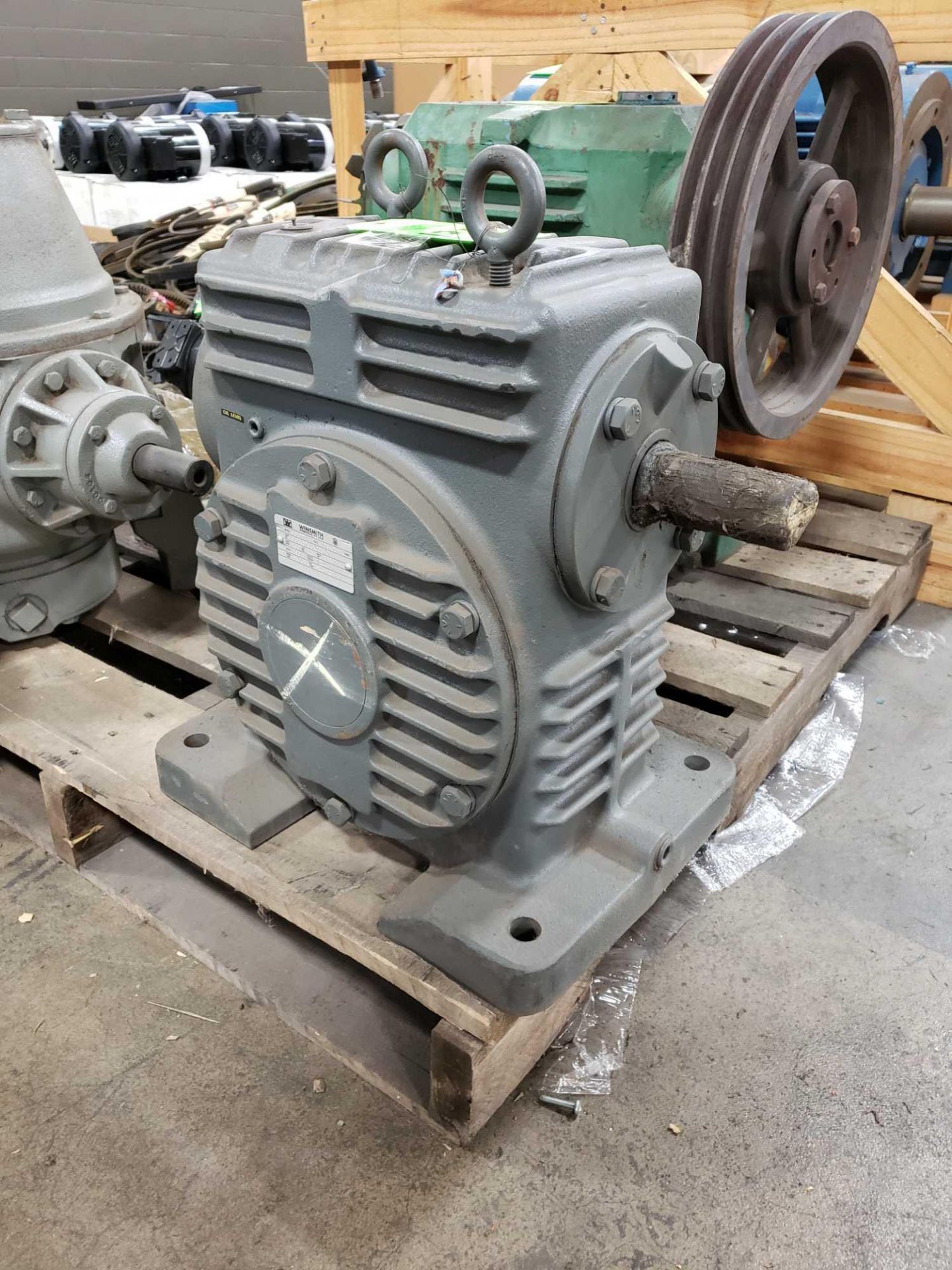 Winsmith speed reducer gear box model 951DT, ratio 100:1. New with shelf wear.