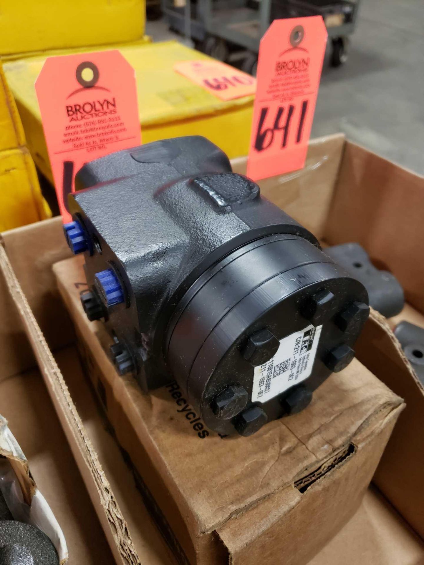 Char-Lynn Eaton hydraulic valve model 211-1003-002. New in box. - Image 3 of 4