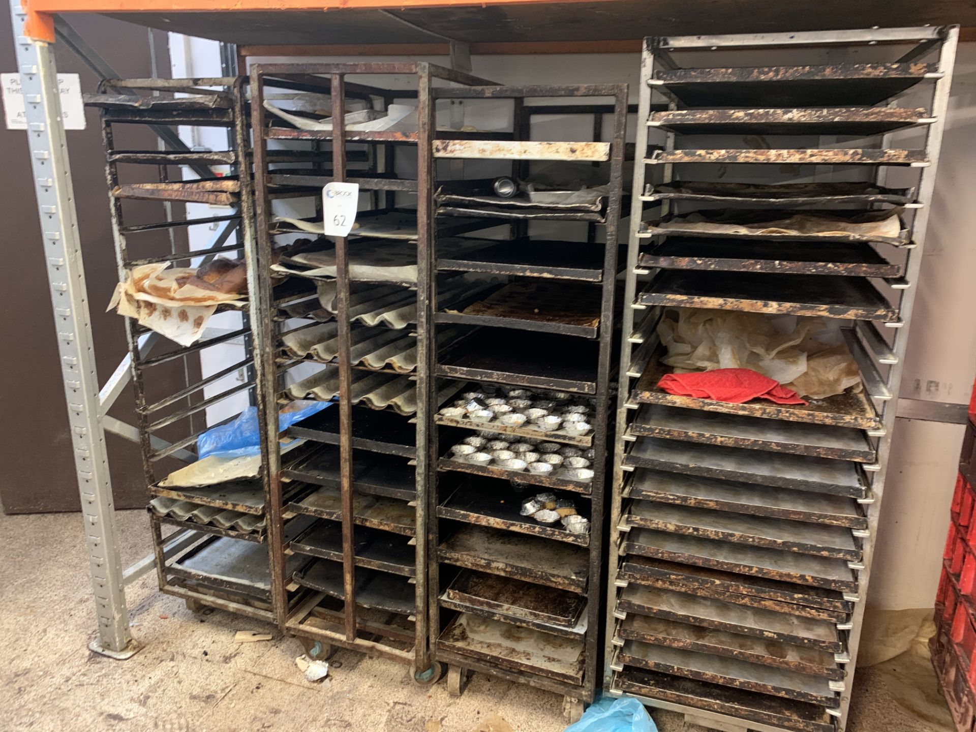 quantity of 4 baking racks and trays