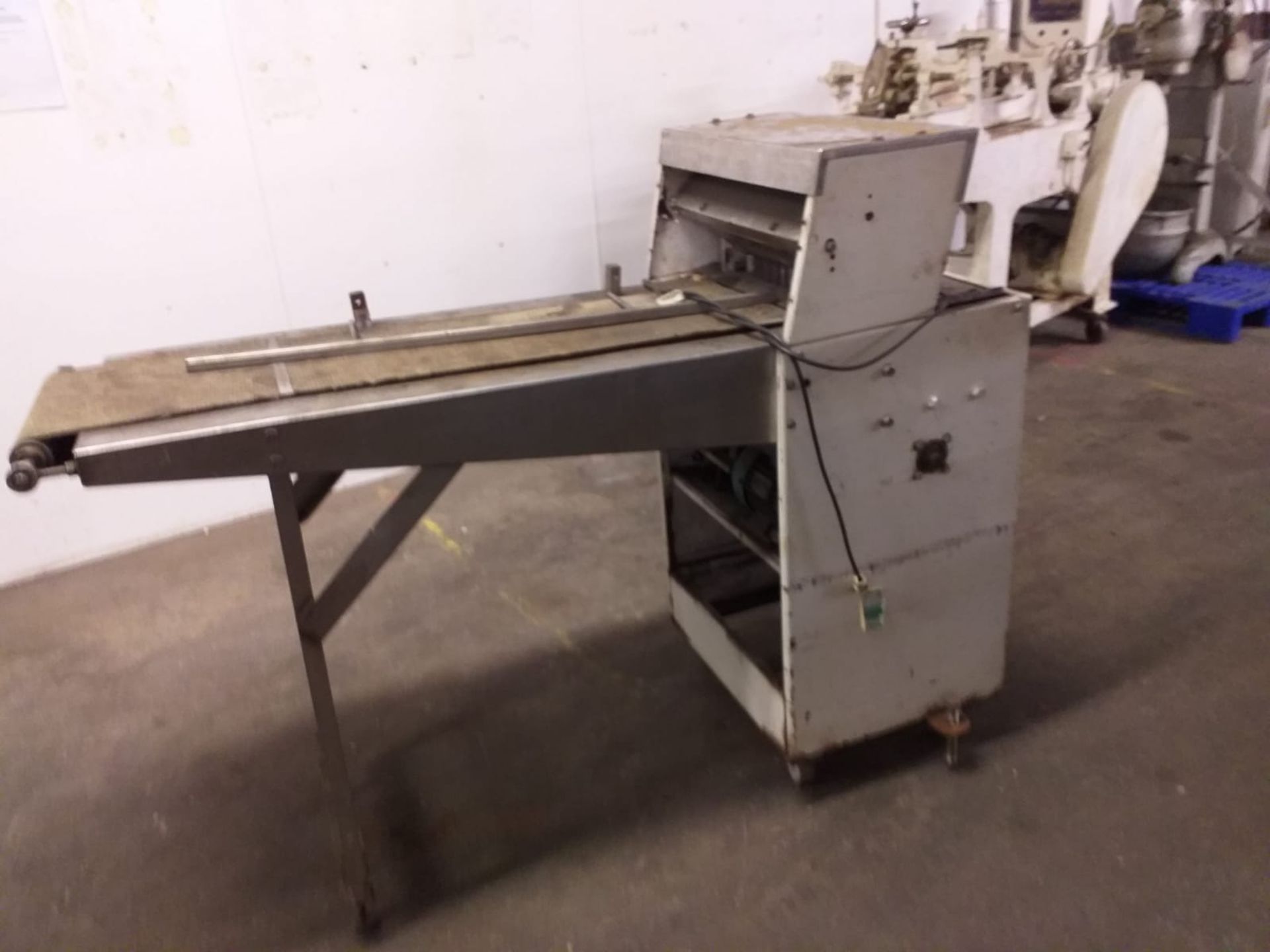 conveyor bread slicer - Image 2 of 3