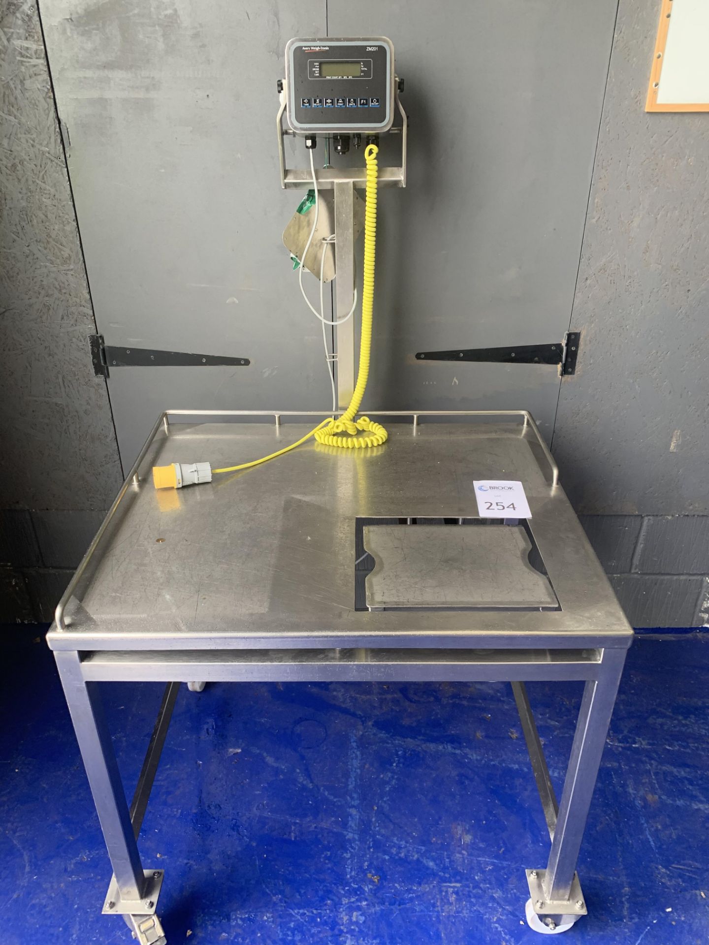 avery weigh tronics scales on stainless steel table system 110v - Image 2 of 2