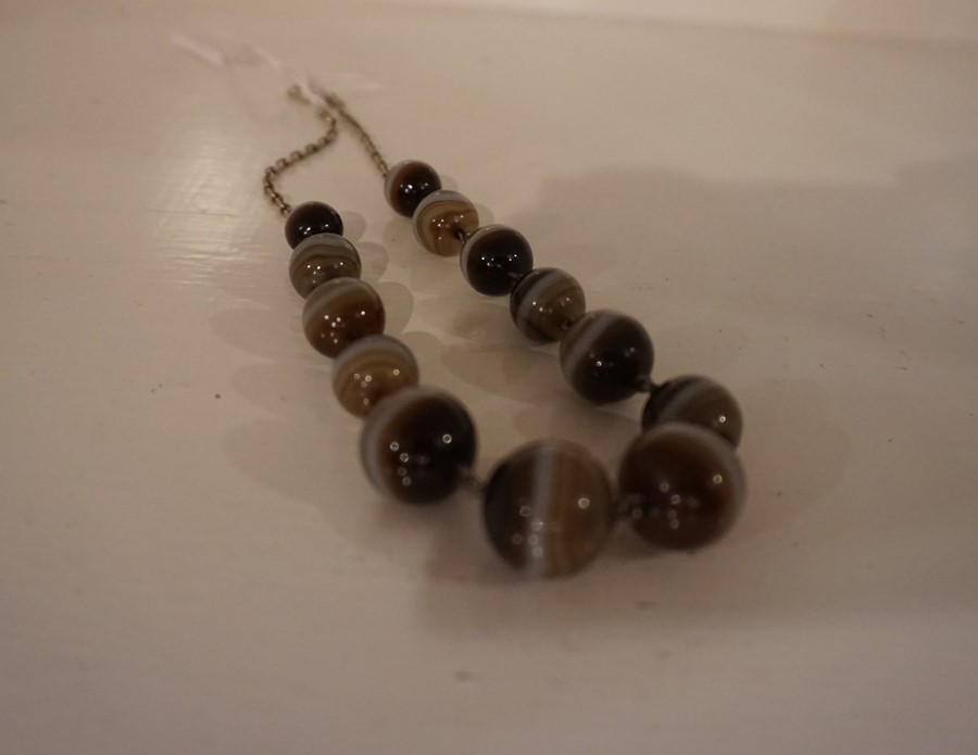 A Silver Mounted Necklace, Comprising of thirteen graduated agate style beads