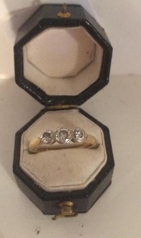 A 18ct Gold Ladies Three Stone Diamond Ring, ring size L.