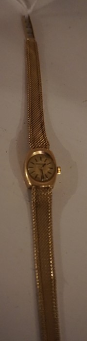 A Caravell 9ct Gold Ladies Wristwatch, The champagne dial with baton numerals, stamped 375, 19cm