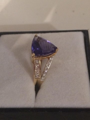 An 18ct Gold and Tanzanite Ladies Dress Ring, Set with a triangle shaped purple coloured