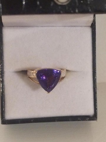 An 18ct Gold and Tanzanite Ladies Dress Ring, Set with a triangle shaped purple coloured - Image 2 of 3