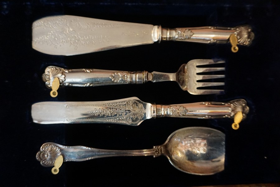 A Silver Plated Six Piece Fish Service, To include matching servers and dividers, (16), in fitted - Image 5 of 6