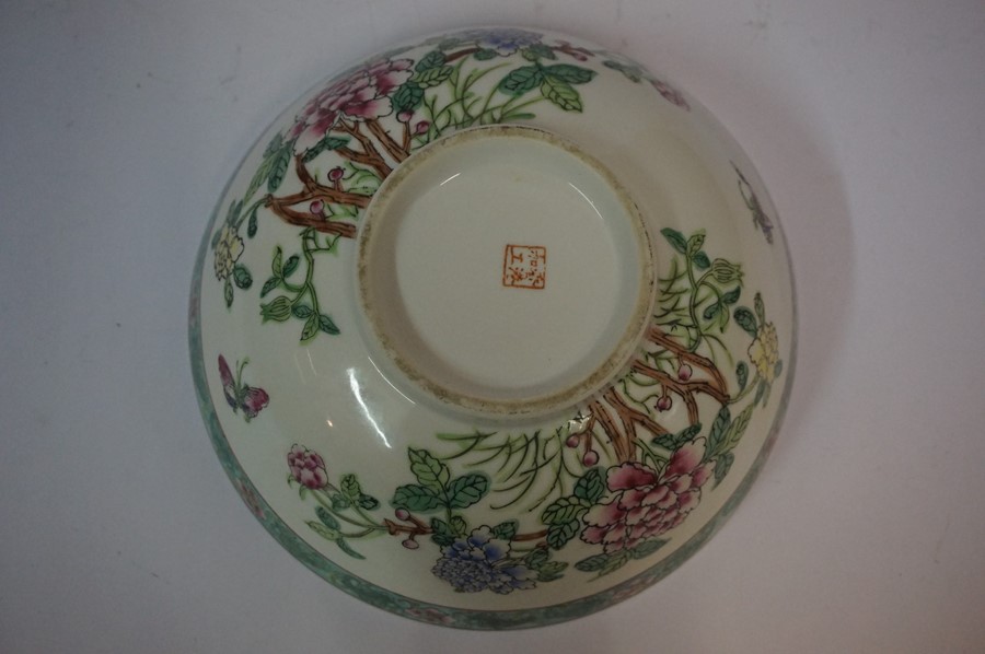 A Chinese Famille Verte Bowl, circa early to mid 20th century, Decorated with allover colourful - Bild 5 aus 6