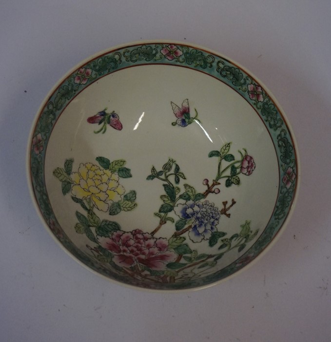 A Chinese Famille Verte Bowl, circa early to mid 20th century, Decorated with allover colourful - Bild 2 aus 6
