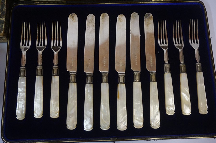 A Small Mixed Lot of Silver Plated Wares, to include cased and loose cutlery, pair of wine slides - Image 4 of 5