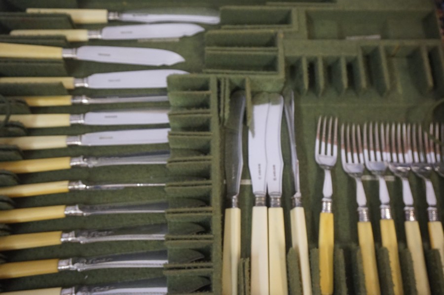 A Small Mixed Lot of Silver Plated Wares, to include cased and loose cutlery, pair of wine slides - Image 2 of 5