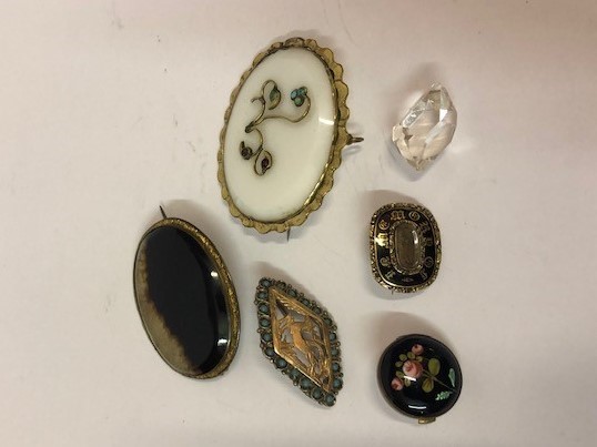 Mixed Lot of Brooches, to include two yellow mounted agate brooches, Victorian yellow metal and - Image 2 of 2