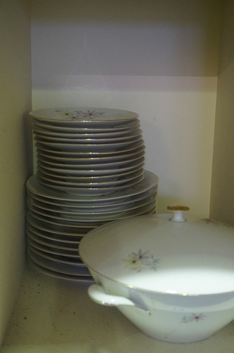 Large Quantity of Pottery, to include two part dinner sets, tea wares etc, approximately 90 pieces - Image 6 of 8