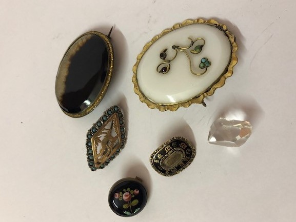 Mixed Lot of Brooches, to include two yellow mounted agate brooches, Victorian yellow metal and