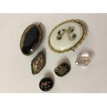 Mixed Lot of Brooches, to include two yellow mounted agate brooches, Victorian yellow metal and