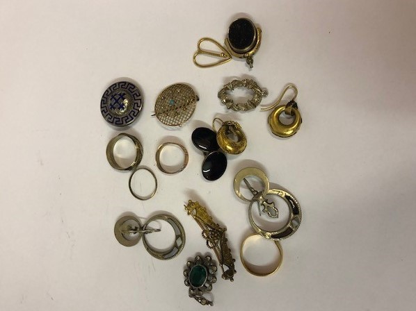 Quantity of Gold, Silver and Metal Jewellery, to include wedding bands, earrings, brooches etc - Image 2 of 3