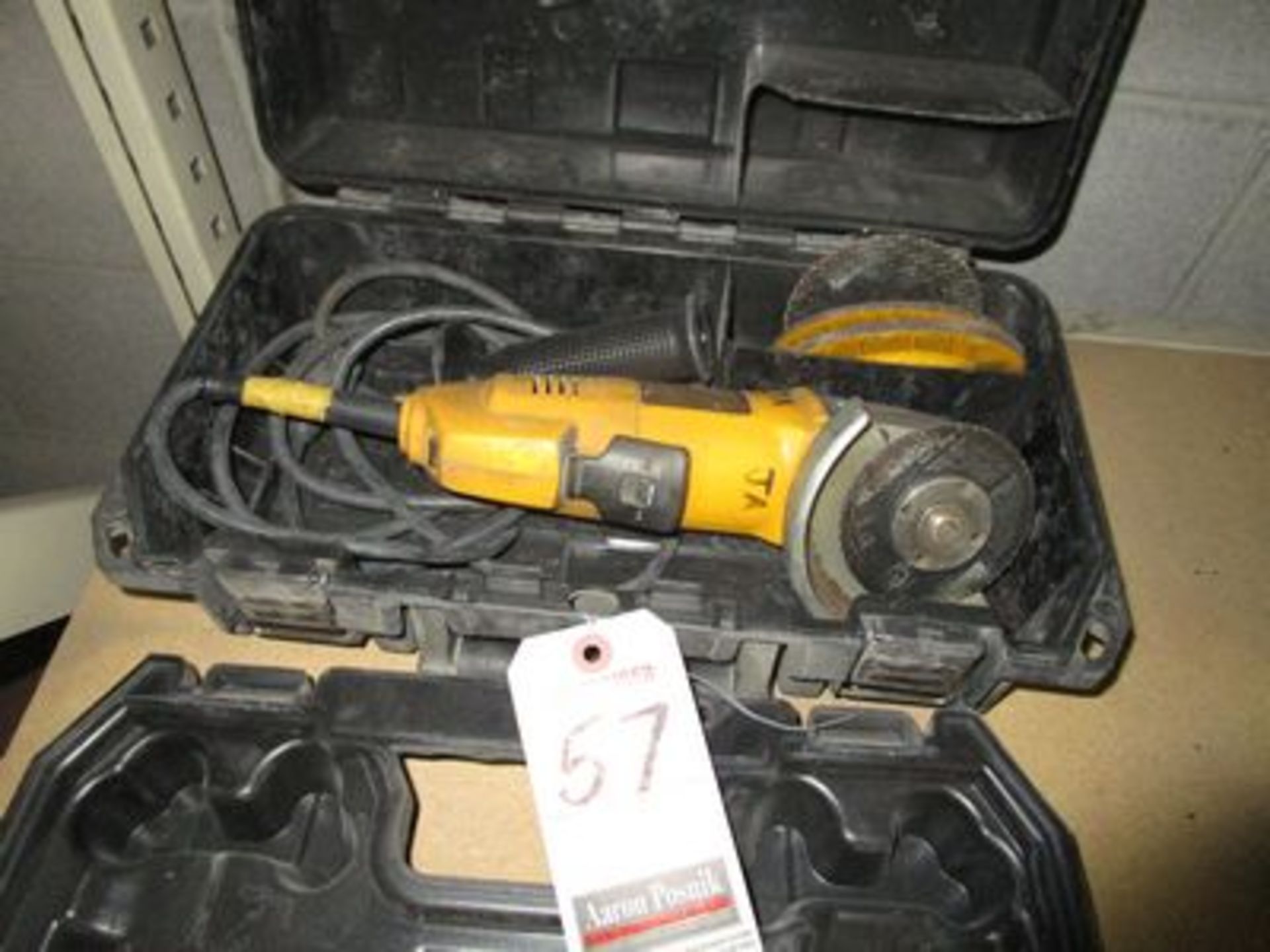 DEWALT 4 1/2" ELEC. ANGLE GRINDER W/ CASE