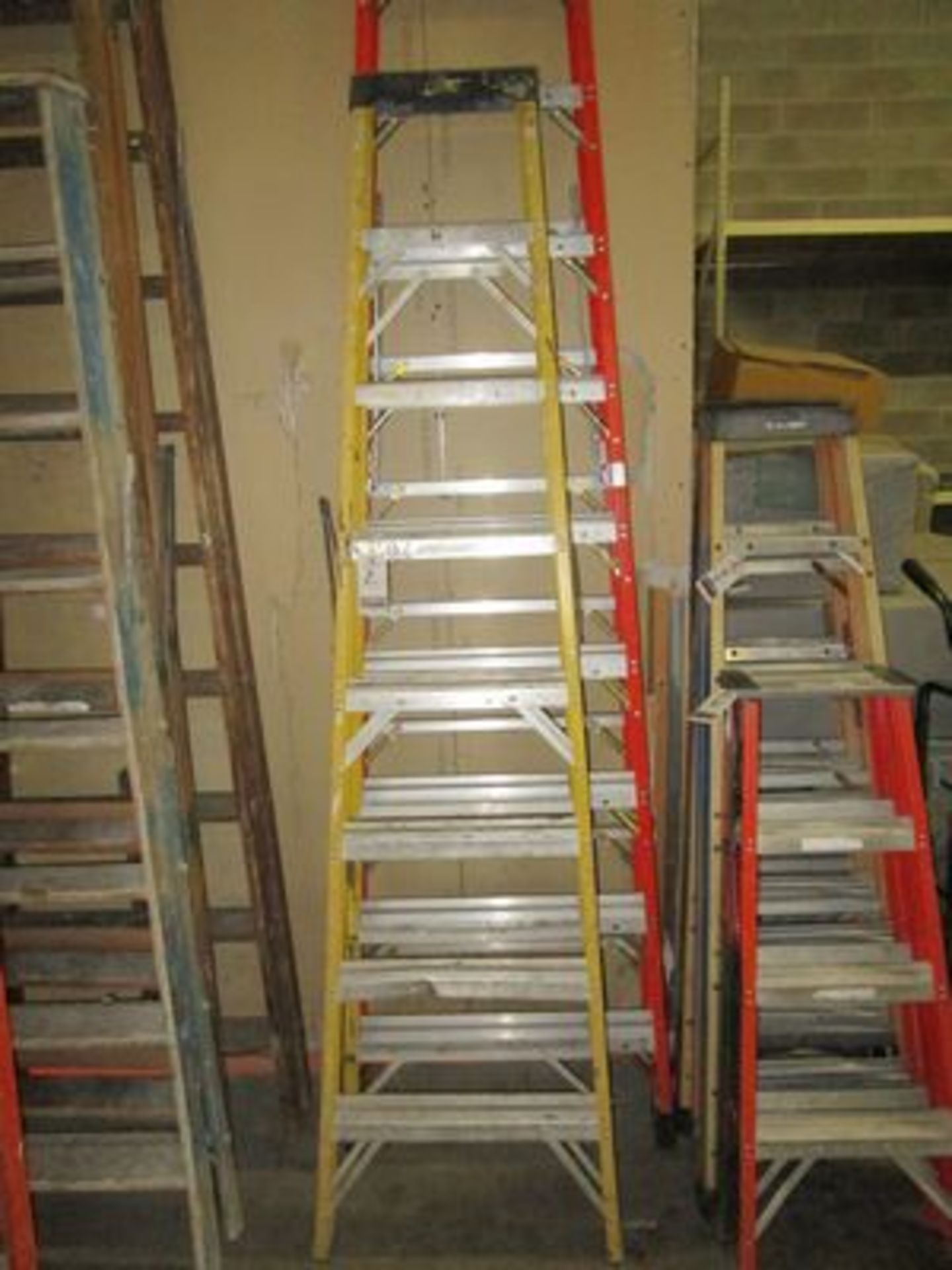 LYNN 8' FIBERGLASS STEPLADDER