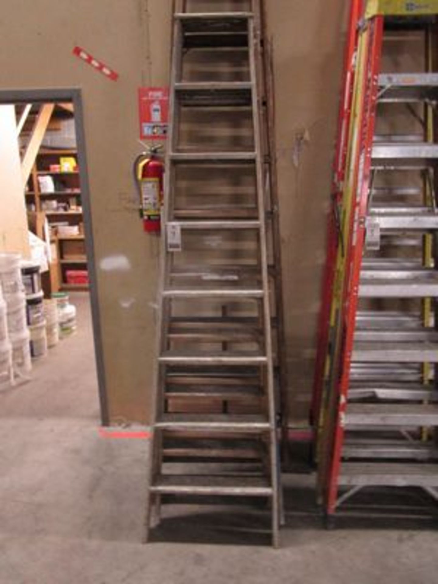 8' WOOD STEPLADDER