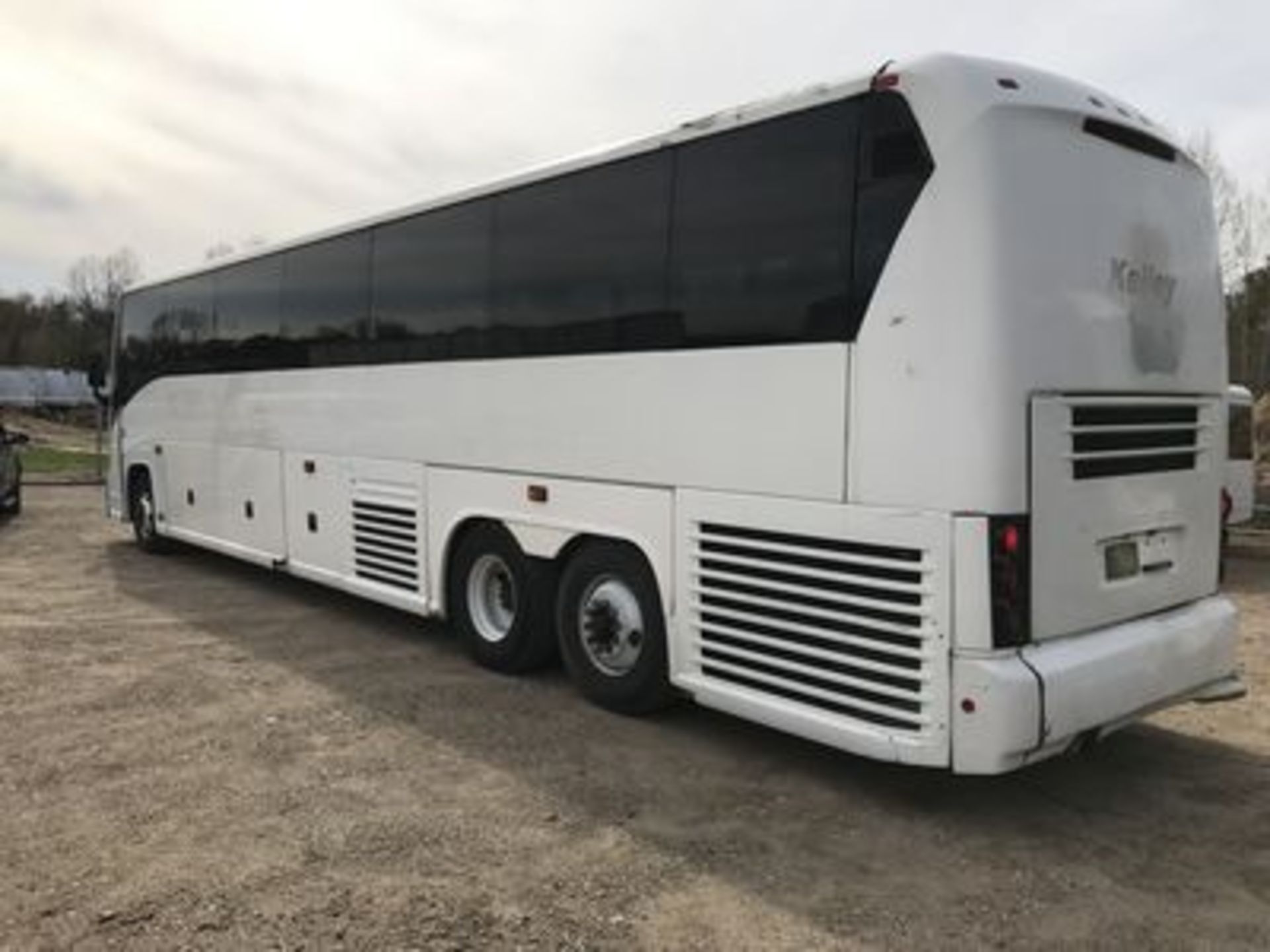 2002 MCI-J4500, 56-PASSENGER, DD SERIES 60 DIESEL ENG., ALLISON B-500 AUTO. TRANS., UPH. SEATS, ( - Image 3 of 4