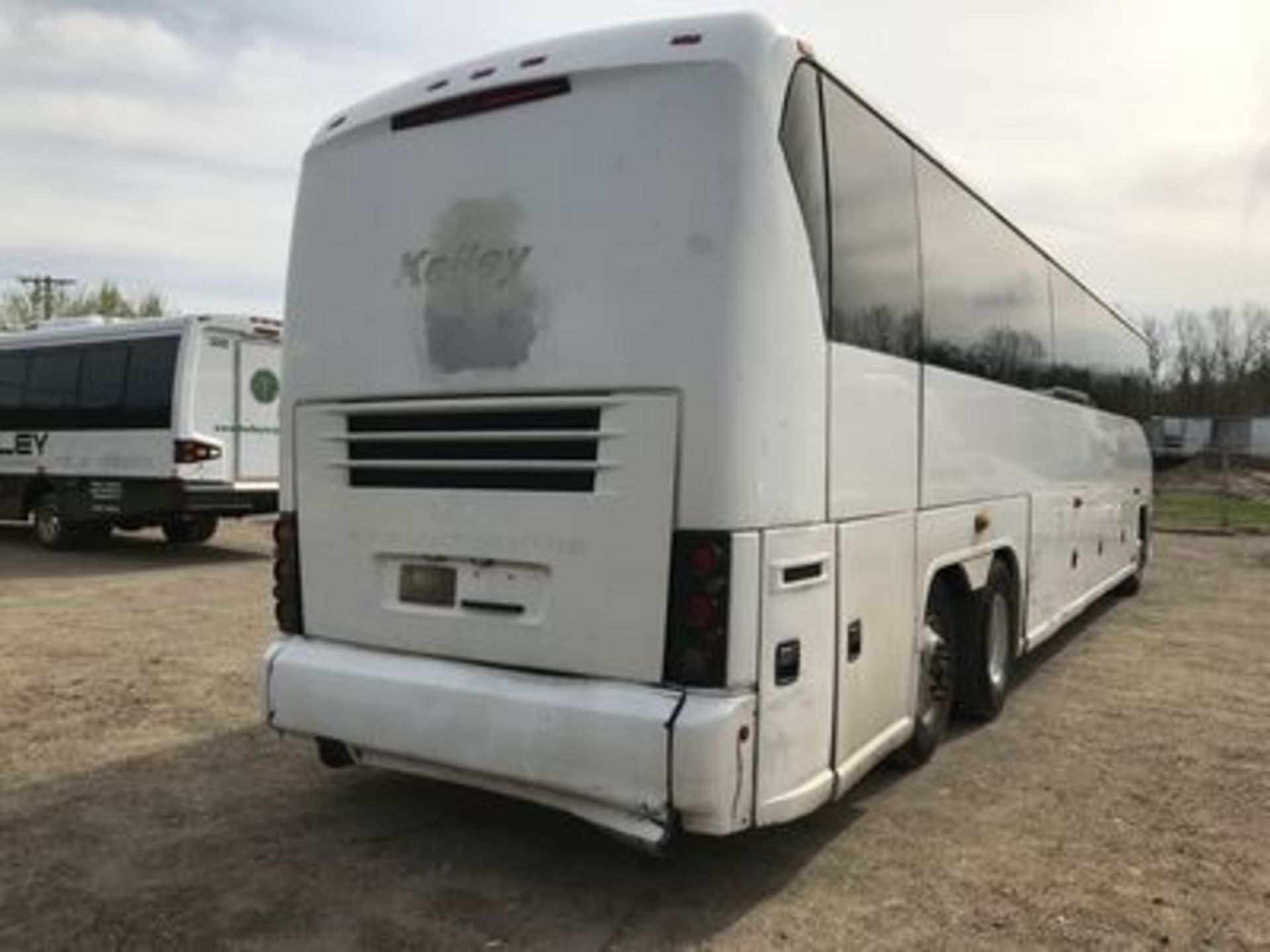 2002 MCI-J4500, 56-PASSENGER, DD SERIES 60 DIESEL ENG., ALLISON B-500 AUTO. TRANS., UPH. SEATS, ( - Image 4 of 4