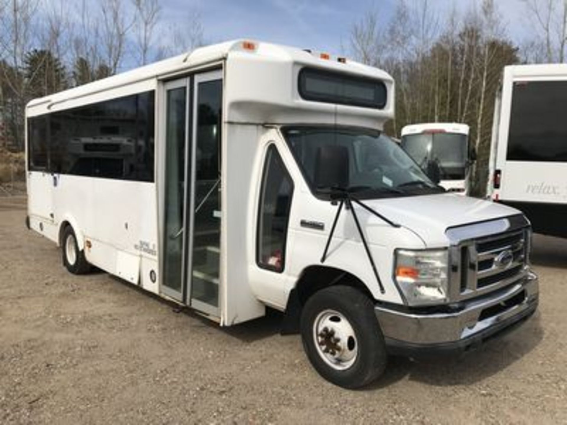 2010 FORD GLAVAL, 21-PASSENGER, E-450 SUPER DUTY, V10, 6.8 LITRE GAS ENG., AUTO TRANS., REAR AC, - Image 2 of 4