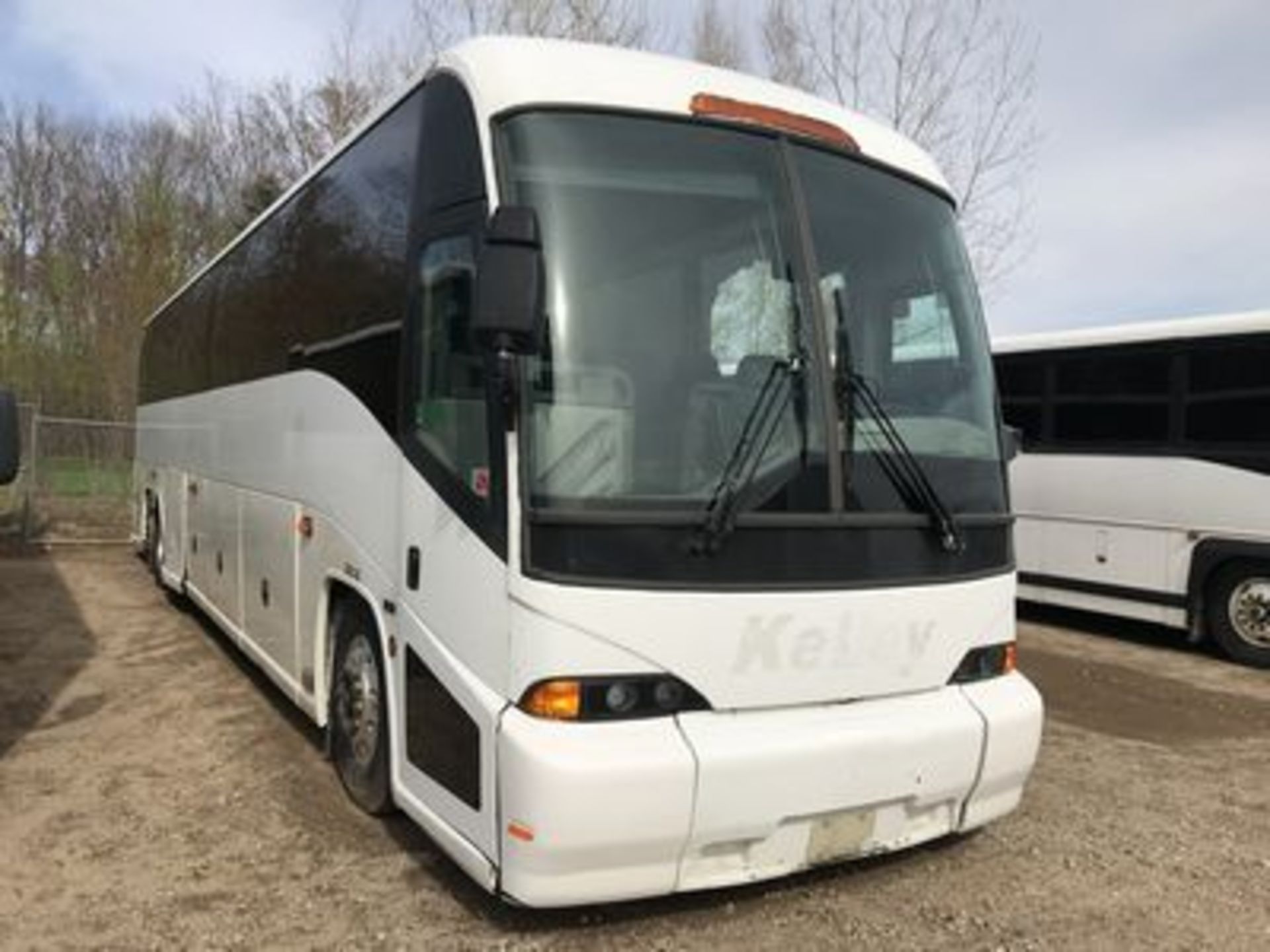 2001 MCI-J4500, 56-PASSENGER, DD SERIES 60 ENG., ALLISON B-500 AUTO. TRANS., UPH. SEATS, (6) FLAT - Image 2 of 2