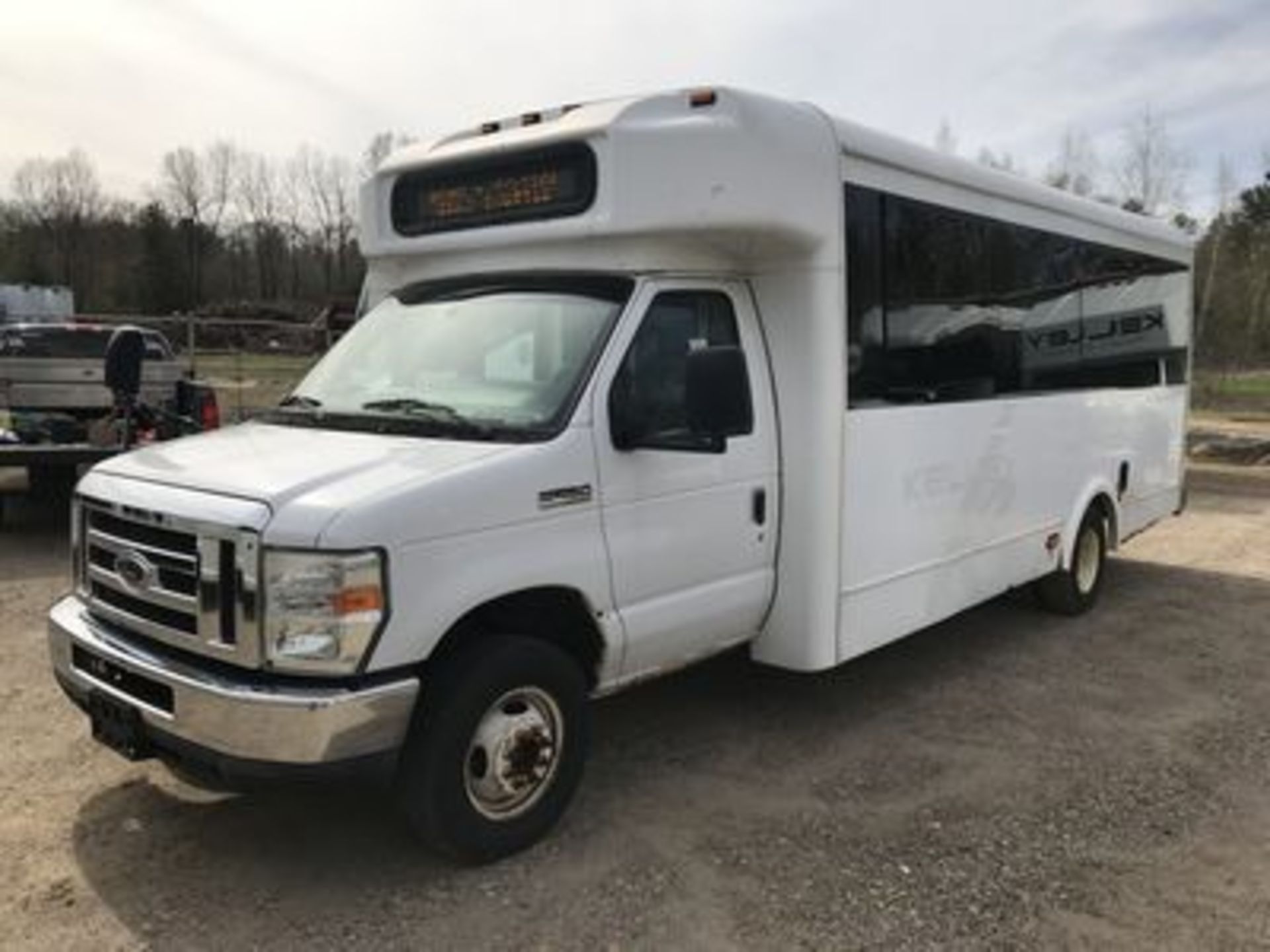 2010 FORD GLAVAL, 21-PASSENGER, E-450 SUPER DUTY, V10, 6.8 LITRE GAS ENG.. AUTO TRANS., REAR AC,