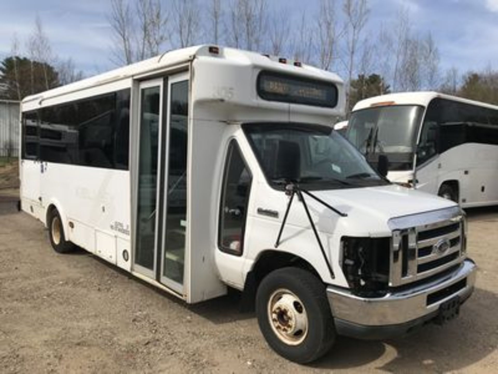 2010 FORD GLAVAL, 21-PASSENGER, E-450 SUPER DUTY, V10, 6.8 LITRE GAS ENG.. AUTO TRANS., REAR AC, - Image 2 of 3