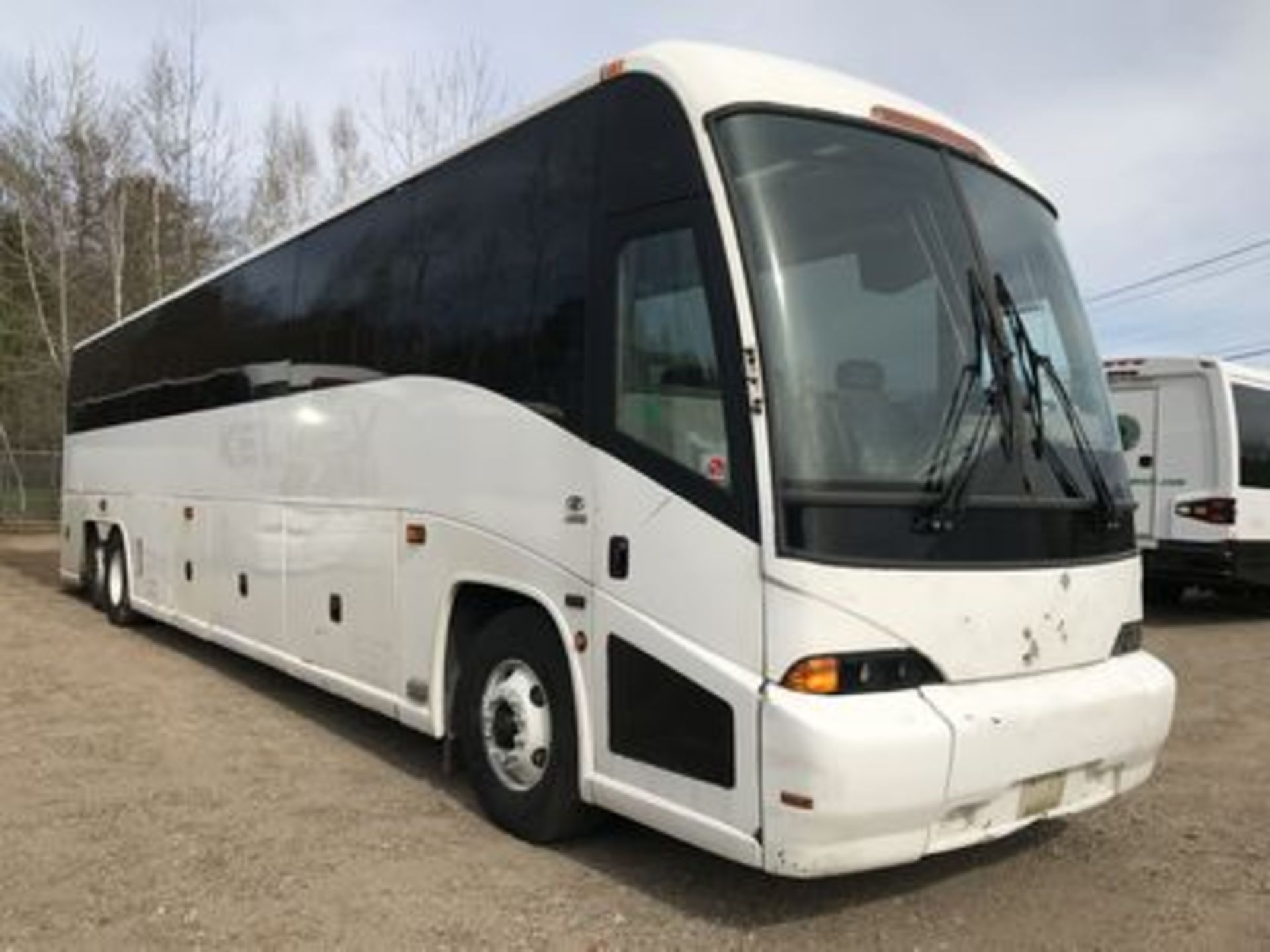 2002 MCI-J4500, 56-PASSENGER, DD SERIES 60 DIESEL ENG., ALLISON B-500 AUTO. TRANS., UPH. SEATS, ( - Image 2 of 4