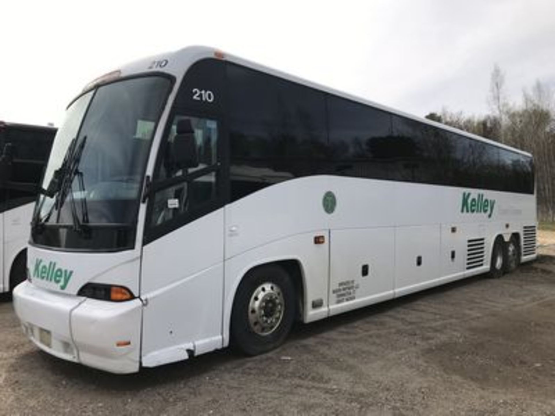 2005 MCI-J4500, 56-PASSENGER, CAT C-13 DIESEL ENG., ZF ASTRONIC AUTO. TRANS., UPH. SEATS, (6) FLAT