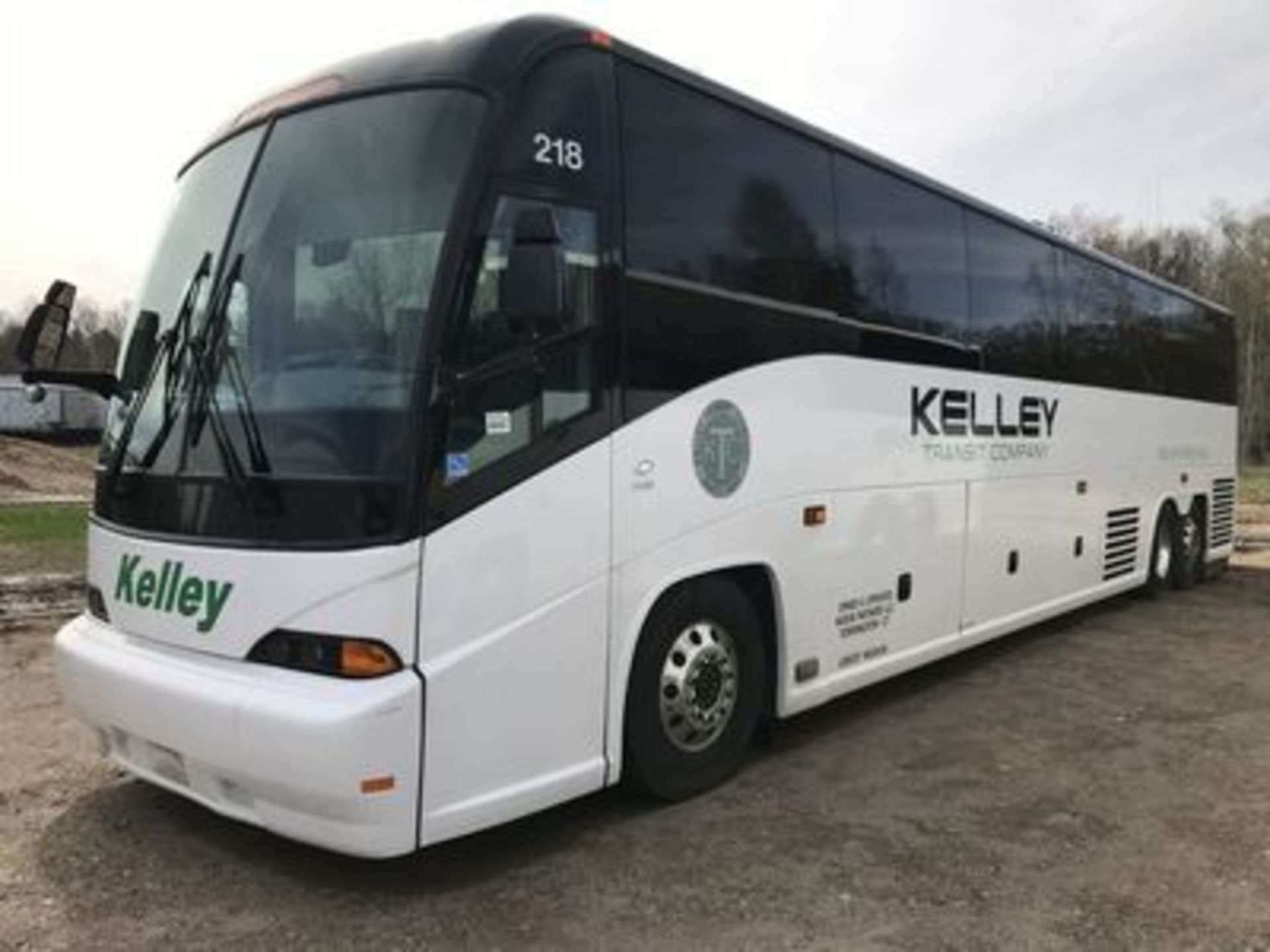 2009 MCI-J4500, 56-PASSENGER, CAT C-13 DIESEL ENG., ALLISON B-500 AUTO. TRANS., UPH. SEATS, (6) FLAT