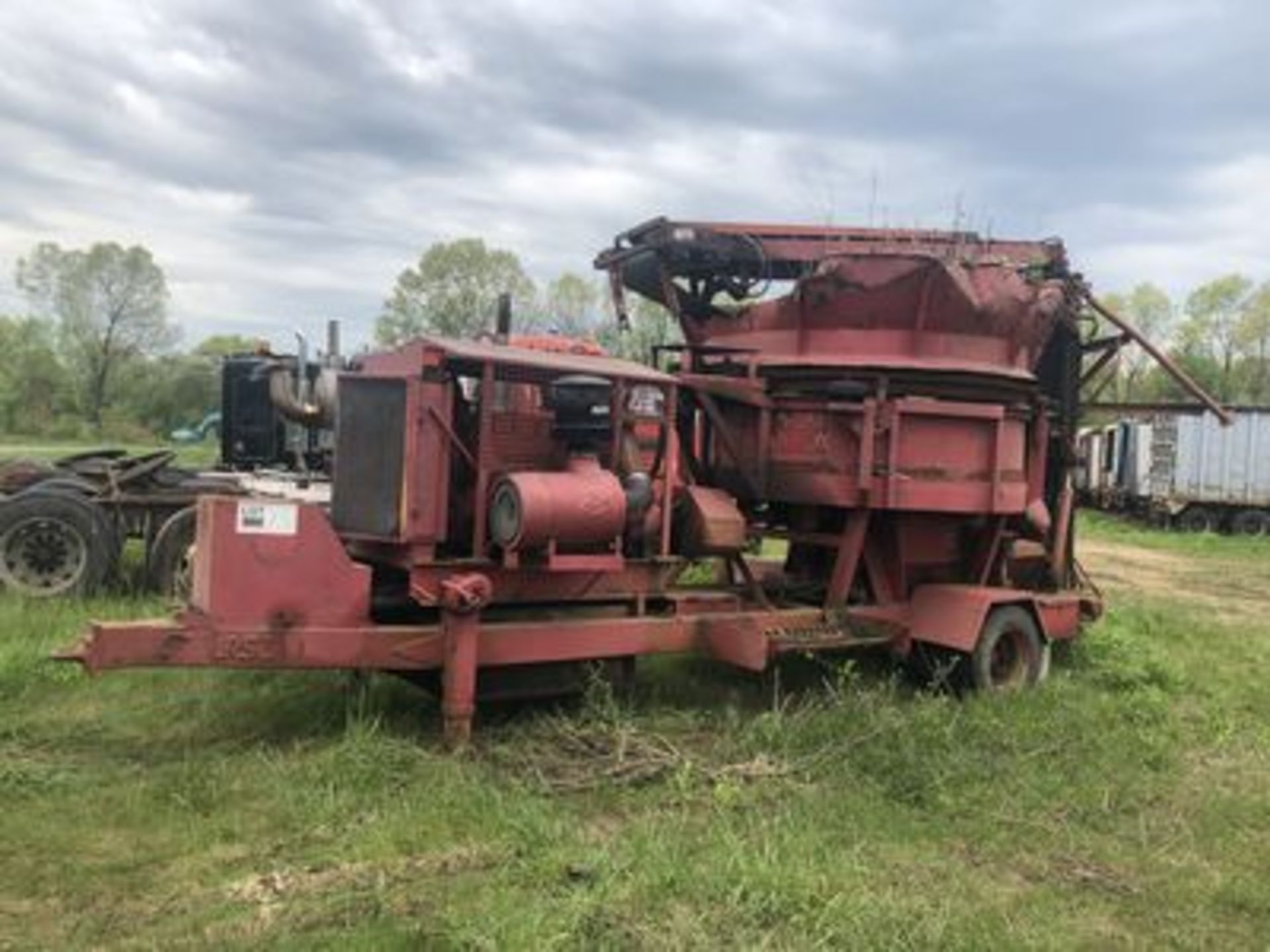 1992 RSI MORBARK PORT. COMMERCIAL TUB GRINDER, CUMMINS DIESEL, 9' DIA. TUB, S/A, DUAL WHEELS W/