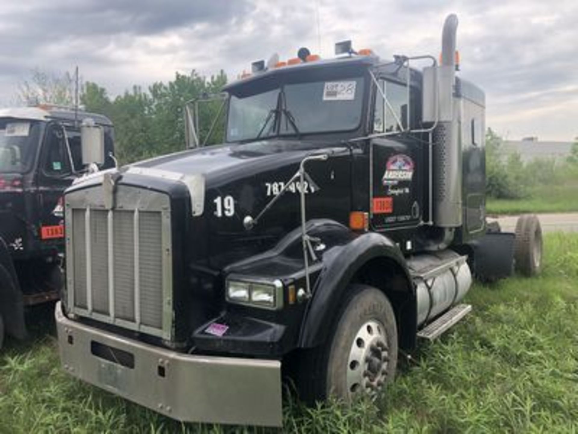 1992 KENWORTH T800 TRUCK TRACTOR, DIESEL, HI-LOW MANUAL TRANS., AIR BRAKES, ENGINE BRAKE, T/A,