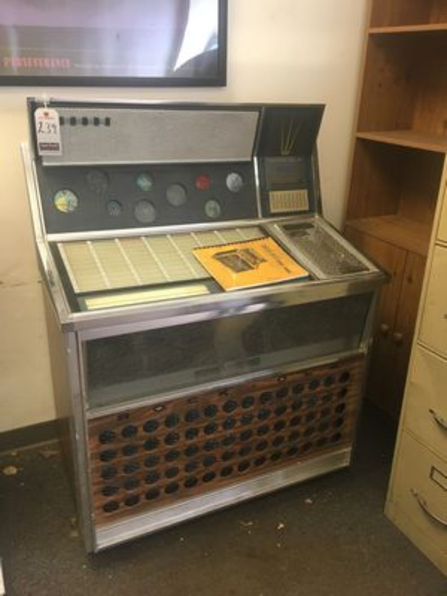 ROCK-OLA 440 PORT. ELEC. JUKE BOX, COIN OPERATED