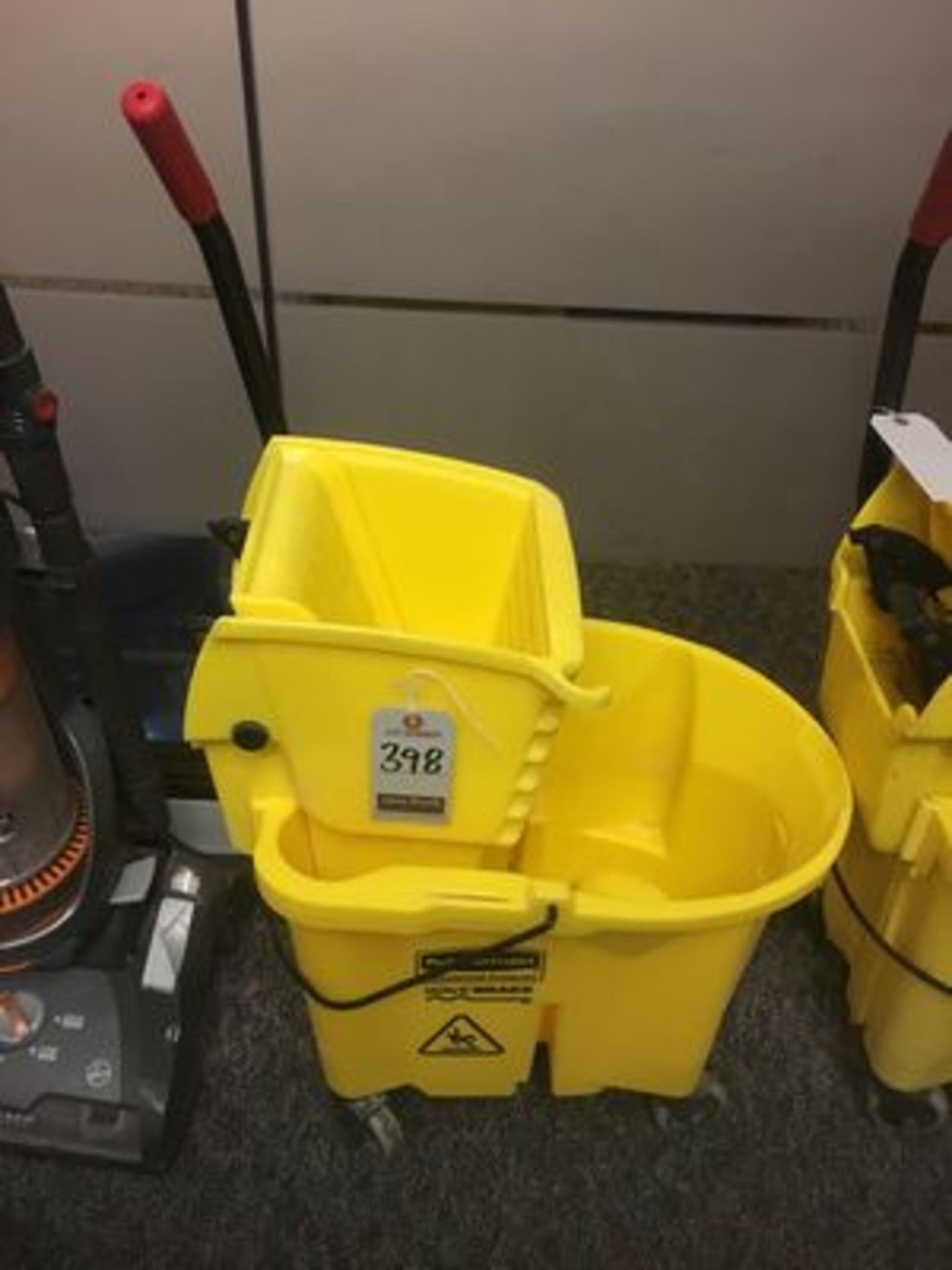 RUBBERMAID PORT. POLY MOP BUCKET W/ RINGER